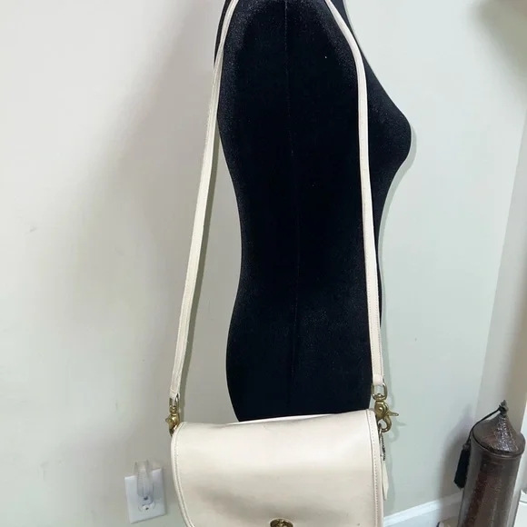 Vintage Coach Turnlock Leather Shoulder Bag – Cream/Bone – Classic 90s Style - Picture 4 of 6